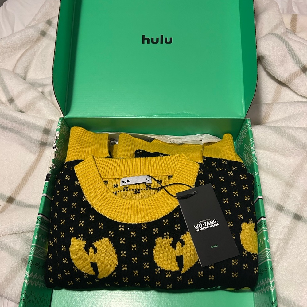 Wu-Tang Sweater Size XL Hulu x WuTang Collab